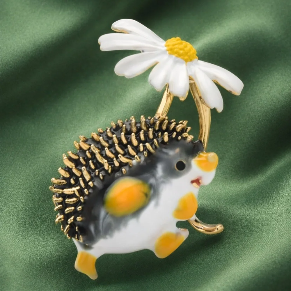 Daisy Hedgehog Gold Brooch
